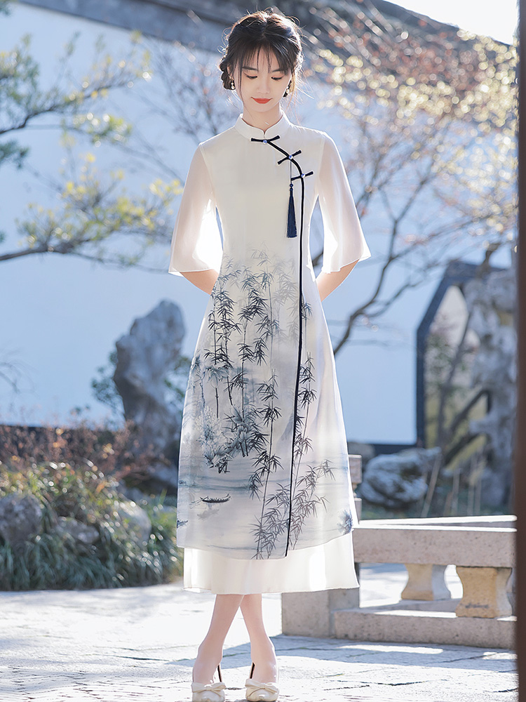 Long lightweight retro cheongsam, Chinese style Long lightweight retro cheongsam, Chinese style