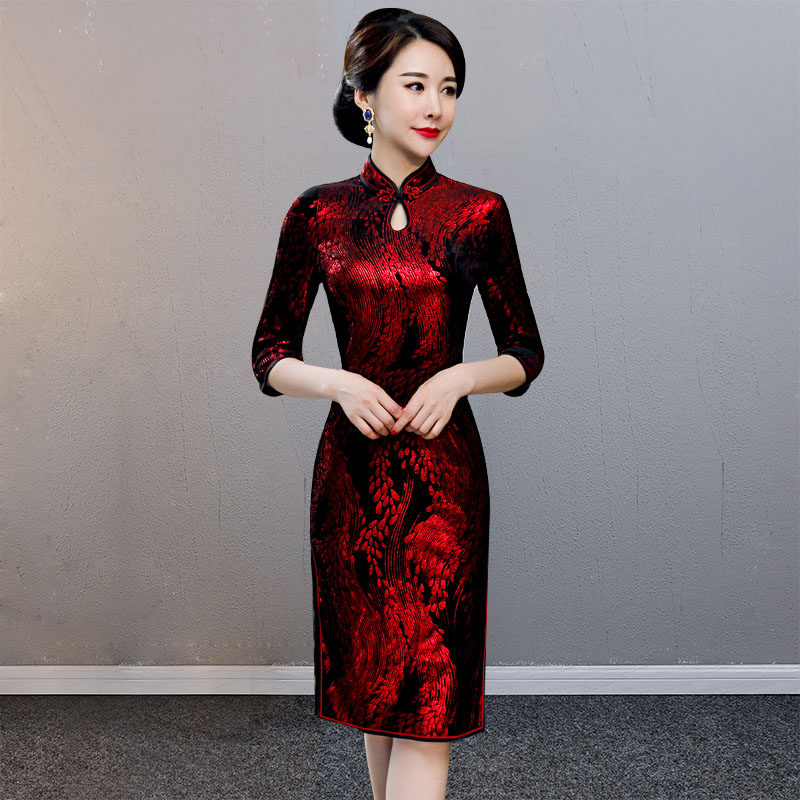 Gold velvet cheongsam autumn 2020 new female retro long-sleeved improved mother dress in the long version of temperament