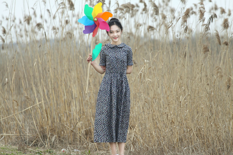 Văn học nhỏ bông tươi nhỏ hoa ngắn tay đầm Sen retro retro mỏng búp bê cổ áo với bông và vải lanh dài váy mùa xuân váy len body dáng dài