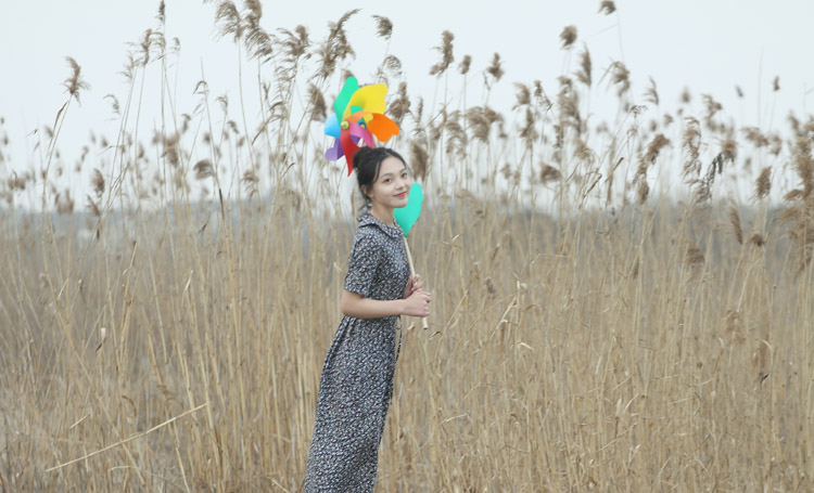 Văn học nhỏ bông tươi nhỏ hoa ngắn tay đầm Sen retro retro mỏng búp bê cổ áo với bông và vải lanh dài váy mùa xuân váy len body dáng dài