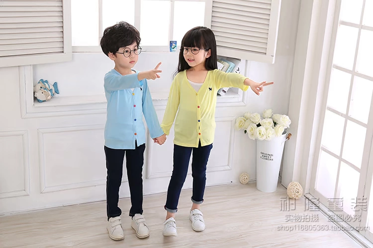 Quần áo trẻ em trai và bé gái bé quần áo chống nắng mùa xuân áo khoác mùa hè hè cotton phương thức điều hòa không khí áo sơ mi cardigan mỏng