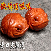 A pair of golden toad frogs imported from Brazil large-seeded olive stones carved cultural toys health care bodyball and handball discs to play