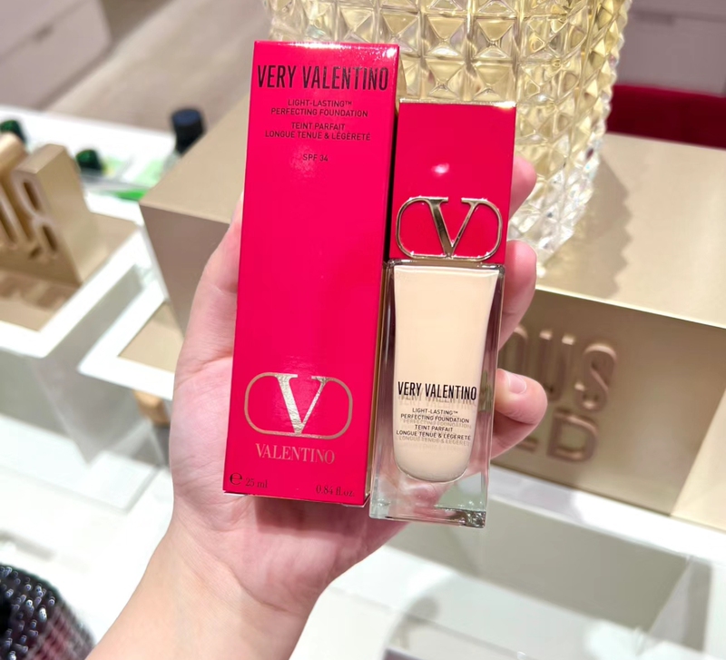 Direct Shipment from Domestic Stores Valentino Light and Shadow Long-Lasting Foundation 25ml Lightweight, Compliant with Skin Texture, Delicate, Long-Lasting Coverage