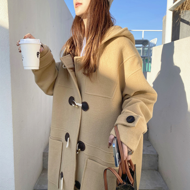 秋冬ゆったりめのカレッジ風ビッグハット厚手ミドル丈フード付きホーンボタン両面カシミアウールコート