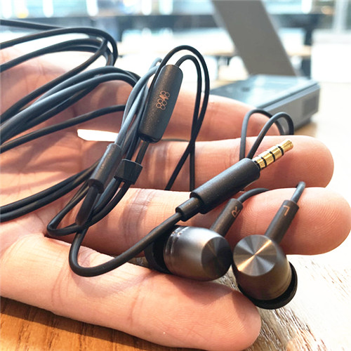 Low frequency overlord metal in-ear mobile phone wire control headphones surging bass DJ Rock control American Universal