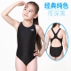 Cô gái trẻ em người Anh đào tạo cô gái đào tạo chuyên nghiệp trong kích thước của cuộc thi trẻ em dành cho người lớn
