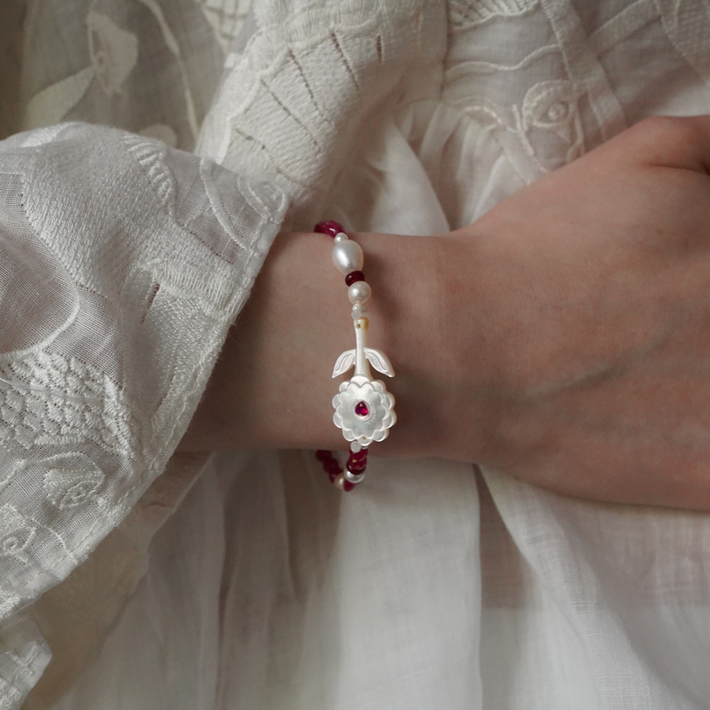 15% off 【Unlogical Poem】Niche Designer Vintage Shell Carved Floral Bracelet 15% off 【Unlogical Poem】Niche Designer Vintage Shell Carved Floral Bracelet