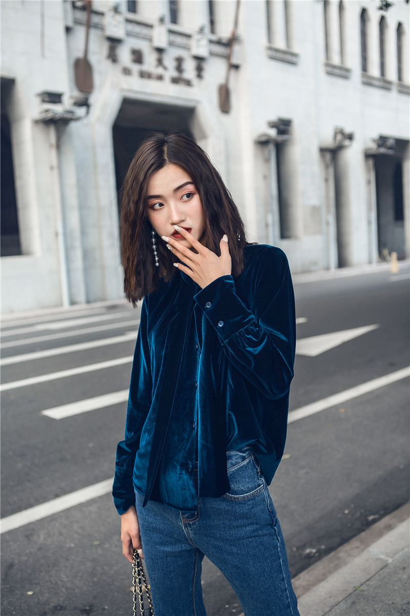Châu Âu và Hoa Kỳ mùa thu và mùa đông phao chì miễn phí áo nhung vàng nữ dài tay retro khí chất con công nhung xanh hàng đầu áo sơ mi bó dài tay nữ
