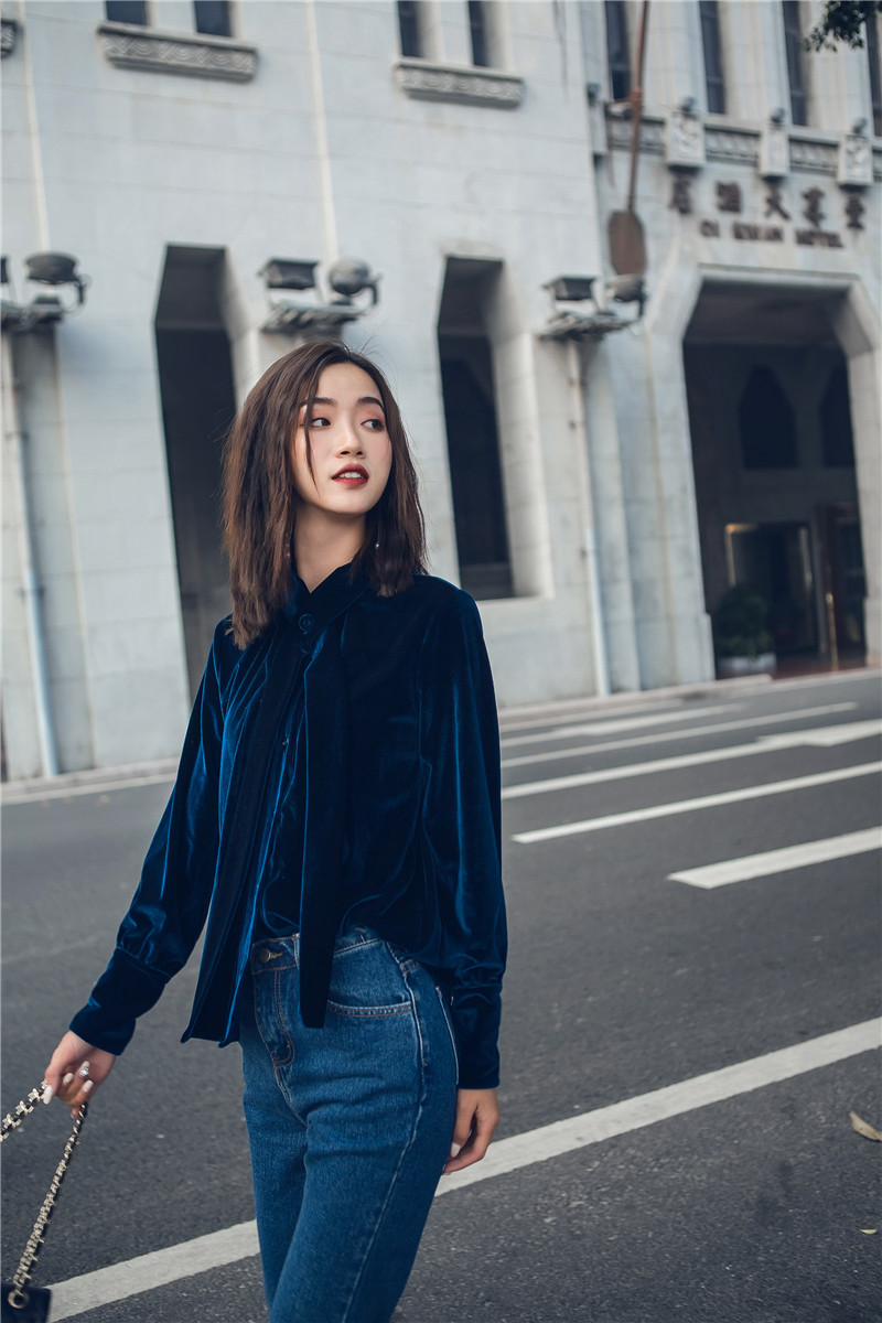 Châu Âu và Hoa Kỳ mùa thu và mùa đông phao chì miễn phí áo nhung vàng nữ dài tay retro khí chất con công nhung xanh hàng đầu áo sơ mi bó dài tay nữ