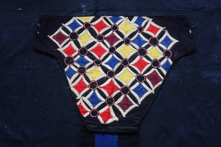 Xiangyin Pavilion looking for bosom friend Miao nationality baby bag cloth sticker embroidery area 37*32cm c-831