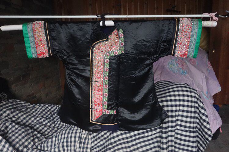 Xiangyin Pavilion, looking for bosom friends, Dong clothing, silk thread, hand-wrapped embroidery, bust 106cm, height 73cm c-669