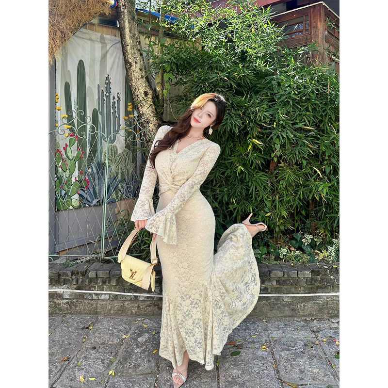Babes【Soft Apricot Magazine】French-Style Light Luxury Lace Bodycon Dress with V-Neck, Cinched Waist, Flared Sleeves, and Fishtail Dress for Women