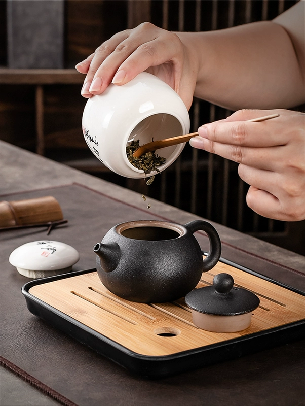 Bộ ấm trà gốm sứ, một ấm, bốn tách, khay trà đơn giản, ấm trà, tách trà, bàn trà bộ nhỏ, bộ trà Kung Fu dùng tại nhà bộ ấm trà gốm sứ chén uống trà bát tràng