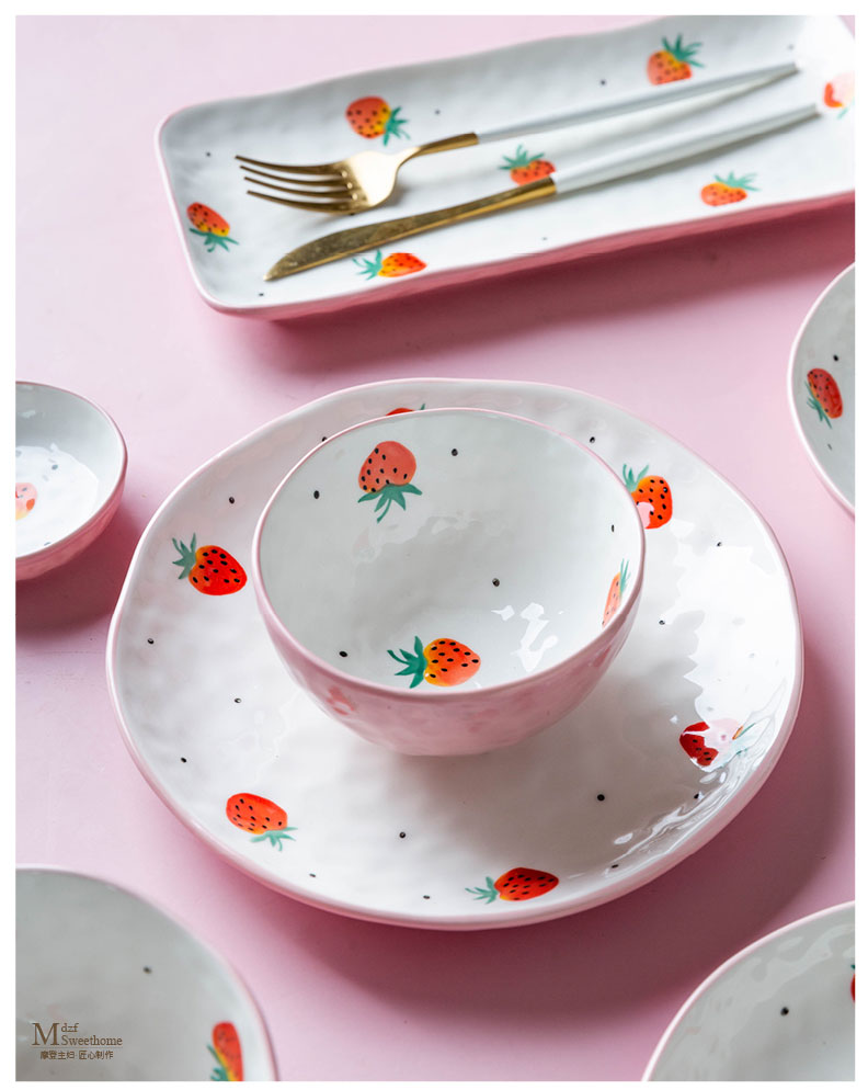 Modern housewives, lovely strawberry household ceramics tableware dishes creative Japanese job simple breakfast tray web celebrity