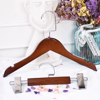 力洲 Вешалка с твердым деревом вешалкой, подвесная одежда, поддерживающая борьба с накрытью на полке.