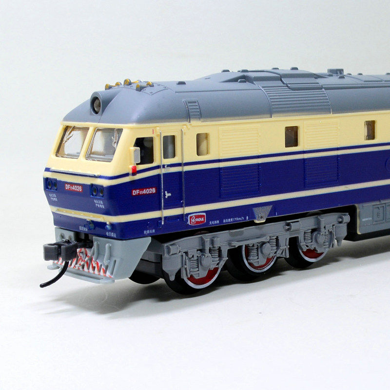 Fenfeng Dongfeng 11 diesel locomotive lion front children's simulation model toy track boy green leather train