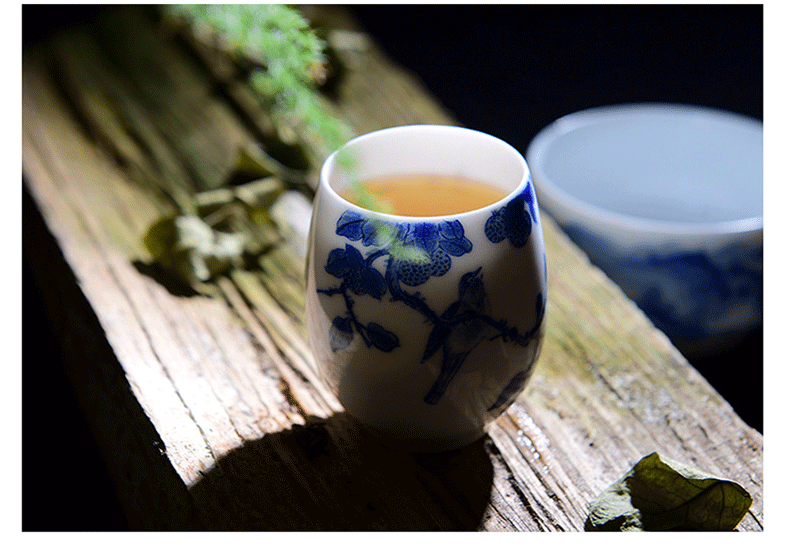 Blue and white porcelain teacup manual single cup sample tea cup tea cup kung fu tea cups on the branches