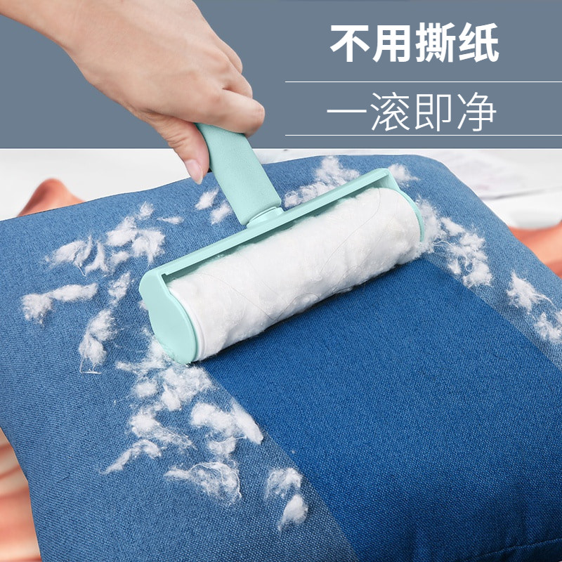 Washable tumble adhesive repeatedly uses roller brush to stick clothes on a large bed with cat hair artifacts