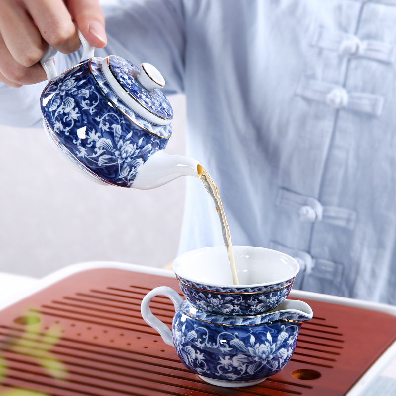 Three thousand ceramic teapot tea village household black tea pu 'er tea, large blue and white hand pot of archaize single pot