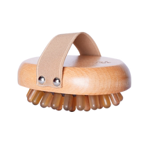 The old horn craftsmans ox horn tooth meridian brush with pulse massage and dredging artifact rubs the abdomen and belly and is a universal muscle and fat burning tool for the whole body.