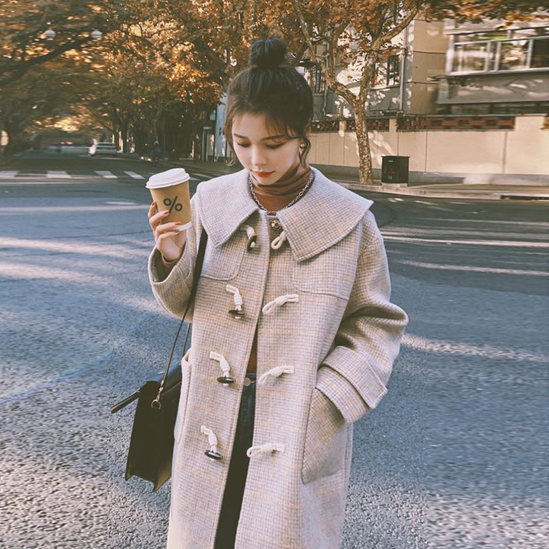 Horn button plaid woolen coat women's autumn and winter 2021 new doll collar temperament age-reducing woolen coat mid-length version