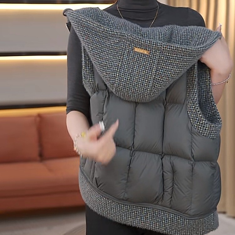 2026 Winter New Women's Fashionable Sleeveless Loose Slimming Vest Design Hooded Warm Jacket
