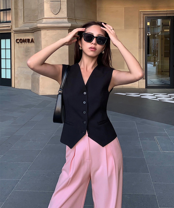 V-Neck Black Suit Vest for Women 2026 Spring/Summer Vintage Layered Sleeveless Waist-Cinching Cardigan Top