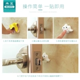 3 Установленные дверь шкафа против подушки против коллизионных подушек.