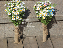 New Brigade Pat Emulation Brides hand holding flower and shadow building Wedding Yarn Photography Brigade Pat props Exterior View Shooting small bouquet