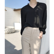 2020 autumn new retro white shirt female Korean lantern sleeve loose mind leak clavicle wild top