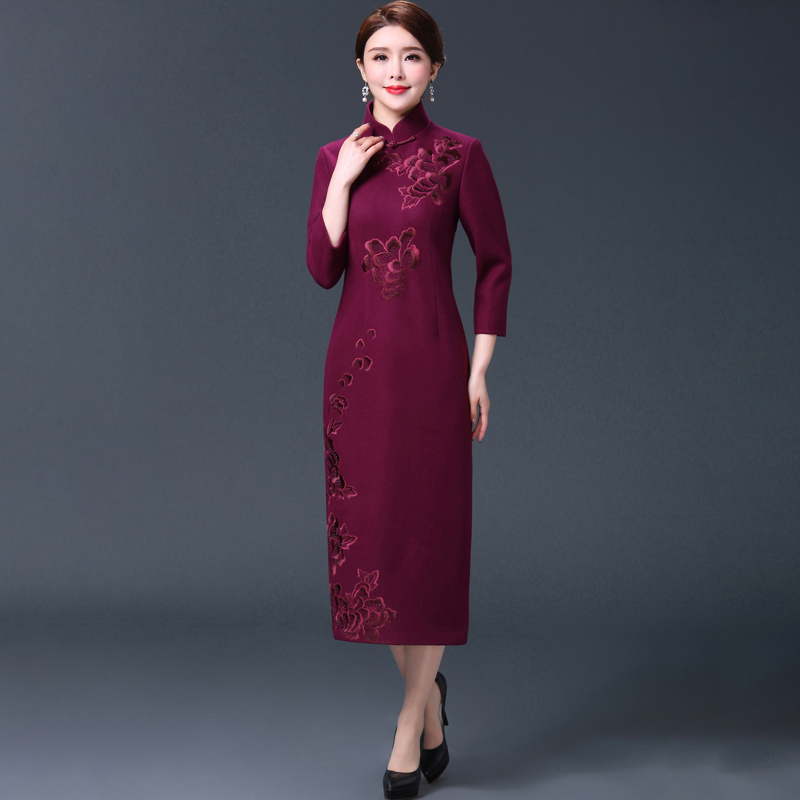 2021 autumn and winter new upscale embroidery authentic qipao traditional Chinese wind thickened Mao, middle aged mother foreign dress