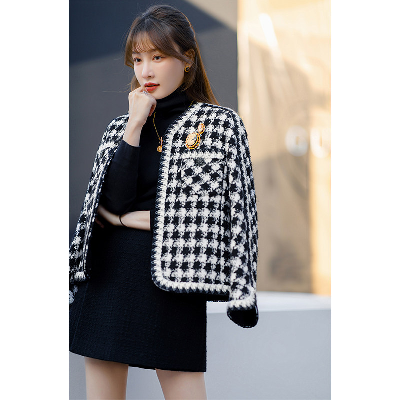 En light extravagant custom never out of date black and white classic ~ vertical cut with shoulder sleeves for thousands of birds with a thick coat