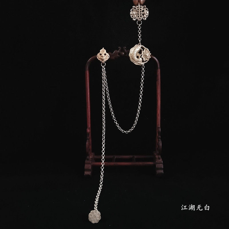 The flap - bearing piece of the piece of the classical Chinese wind seedling silver and han clothing accessories long - sized pin female