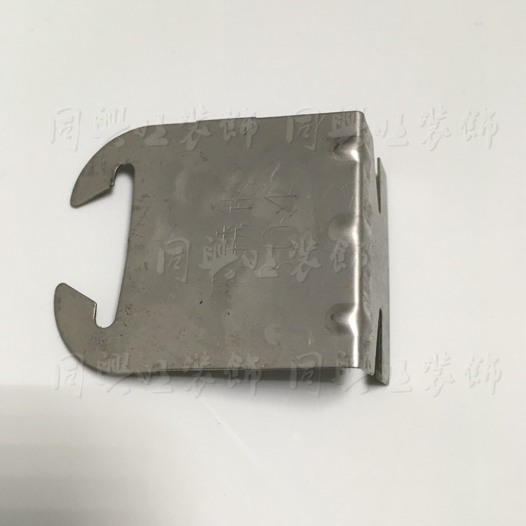 304 stainless steel triangular keel hanging piece hanging piece small hanging right-angle hanging piece integrated ceiling aluminum gusset full set of accessories