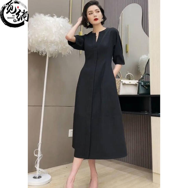 Slim, loose and elegant age-reducing dress for rich ladies