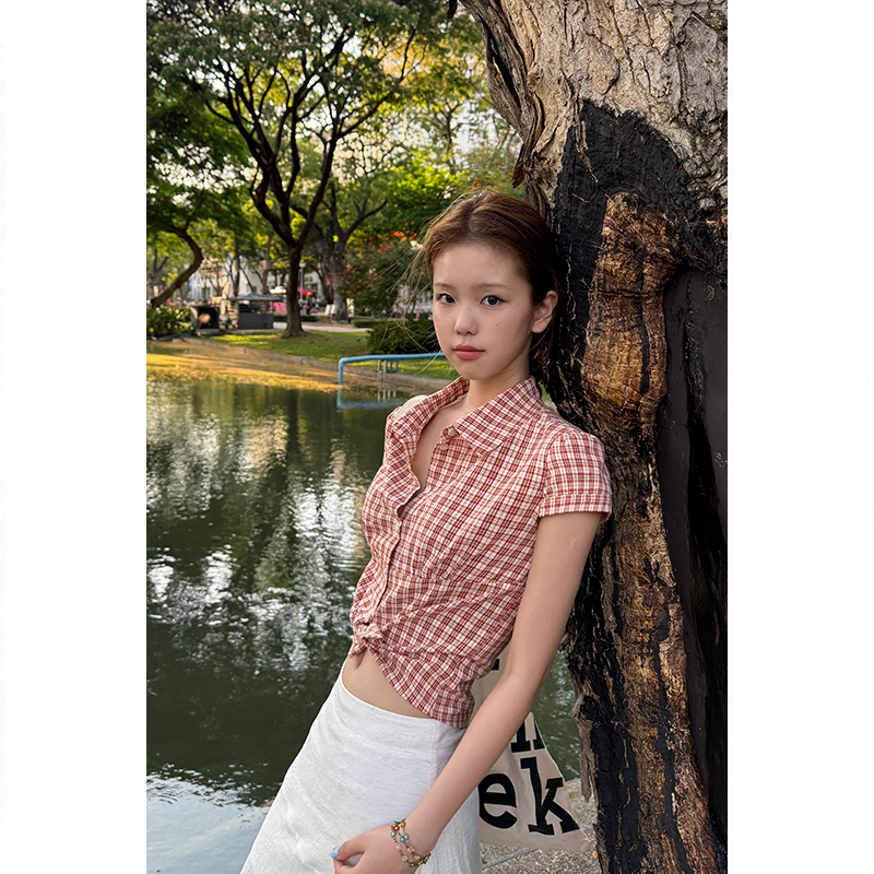 Tuuuh Picture Book Style Plaid Lapel Short-Sleeved Shirt for Women, Spring and Summer Korean Style Shirt, Waist-Cinching Commuter Top Tuuuh Picture Book Style Plaid Lapel Short-Sleeved Shirt for Women, Spring and Summer Korean Style Shirt, Waist-Cinching Commuter Top