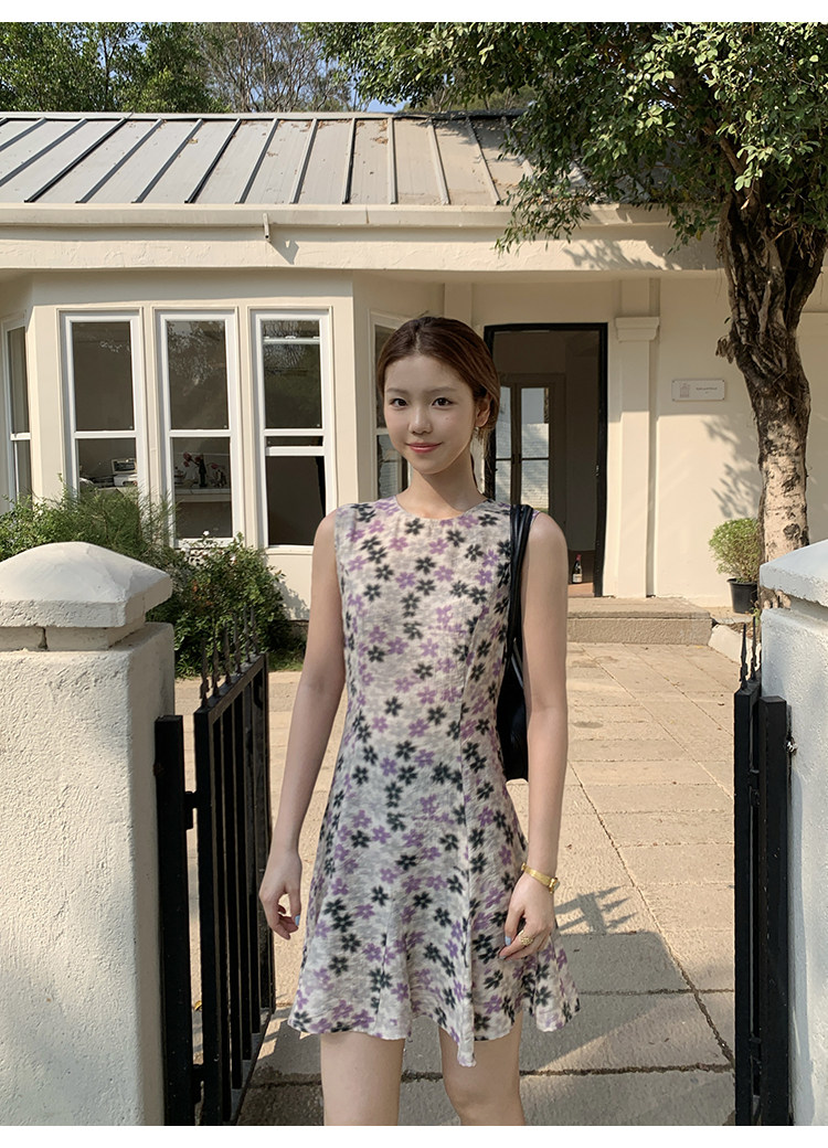 Tuuuh летнее платье без рукавов с круглым вырезом и цветочным принтом приталенное средней длины