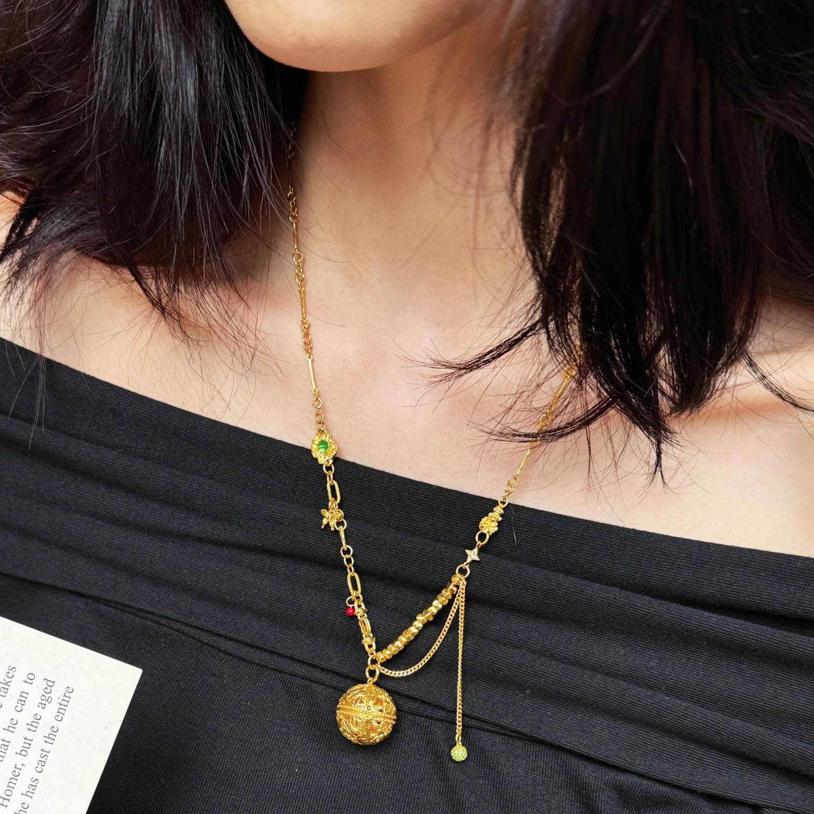 东方美学藕花深处孟庆国足金精工錾刻荷花香囊球古法黄金吊坠，穿越千年的优雅✨