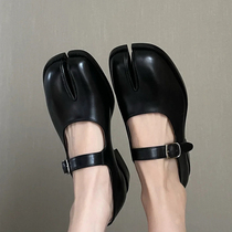 MM6 Pig Hooves Retro Toe Small Leather Shoes With Buttons Tabi Flat Bottom Mary Precious Shoes Woman Real Leather Lefu Shoes