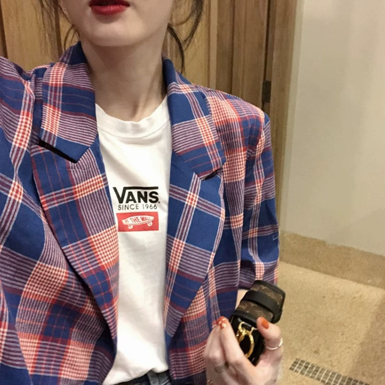 Mùa xuân 2020 mới cỡ lớn vừa và cầu vồng dài màu tương phản khóa hai nút ngắn tay là blazer nữ mỏng - Business Suit