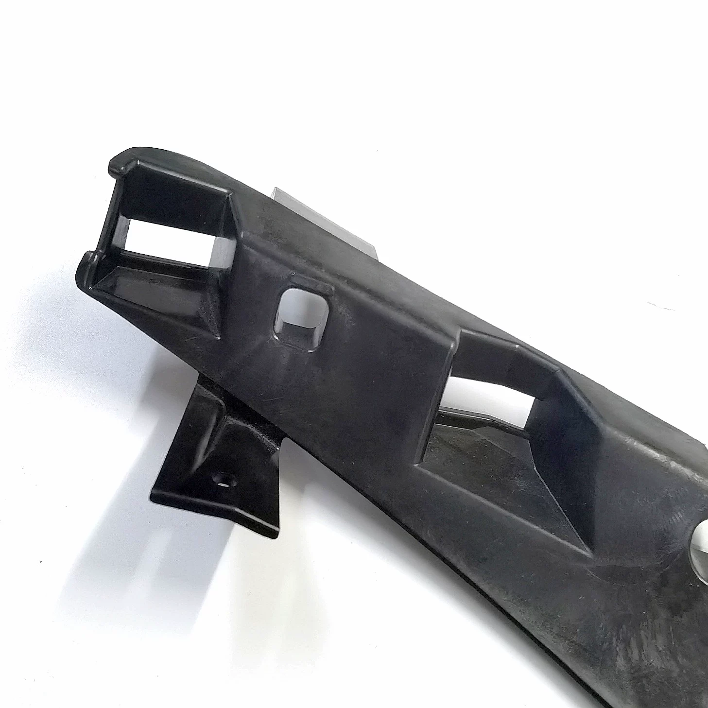 Suitable for Peugeot 508L front bumper upper bracket, front bumper upper bracket, front bumper upper left and right brackets