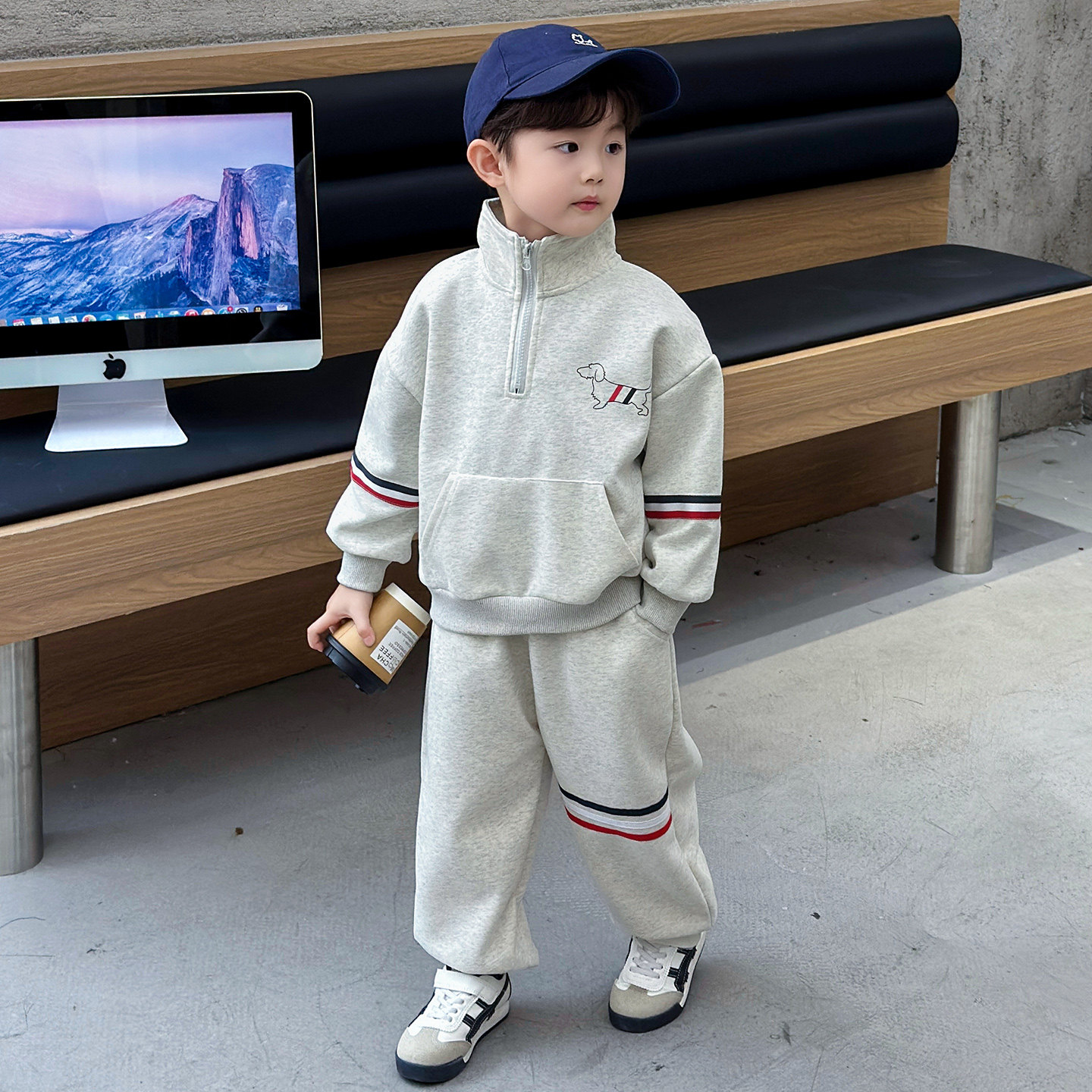 Весенние костюмы для мальчиков, новинка 2026 года, детские свитера в западном стиле, повседневная спортивная одежда, весенние и осенние модели, детская одежда для маленьких мальчиков