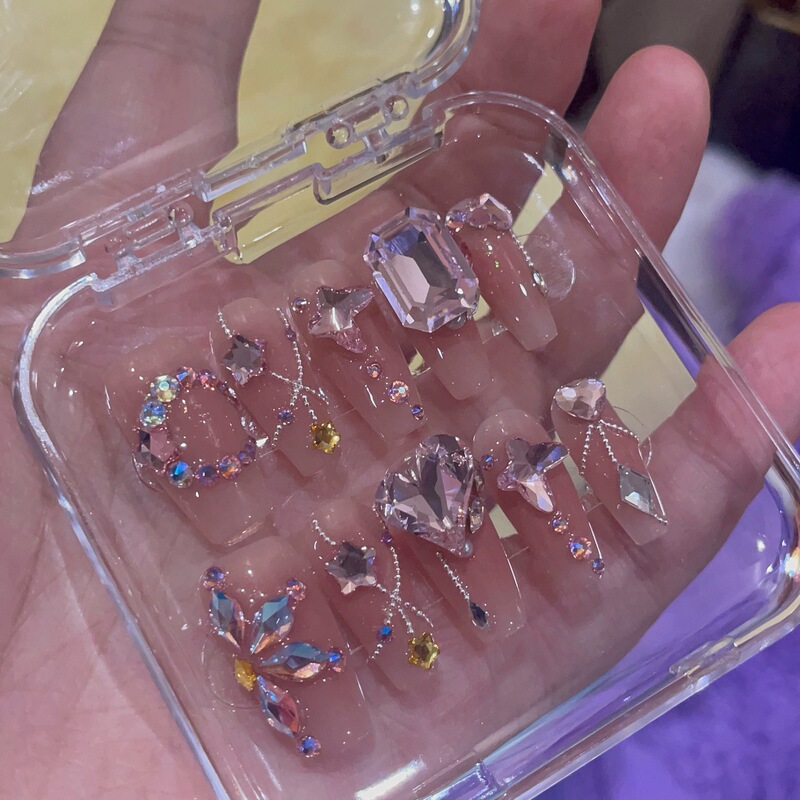 Shark Pepper Swarovski Has Many Diamonds to Show Whitening Manicure Swarovski Diamond Wearable Nails Finished Product