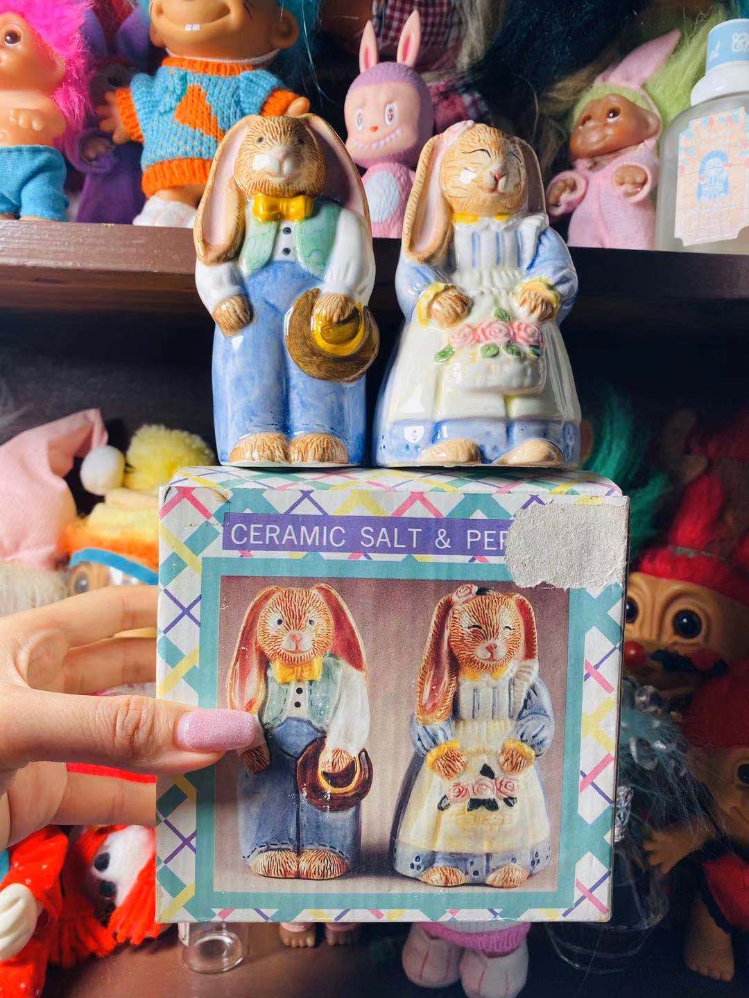 (Millionaire Bean) VINTAGE bunny rabbit antique seasoning jar collection pendulum European Atlantic