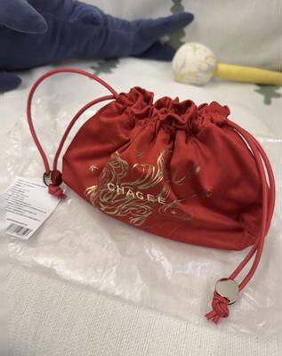 The limited edition red storage bag of Bawang Chaji for the Year of the Horse in 2026 has a high-end velvet feel and is soft and glutinous