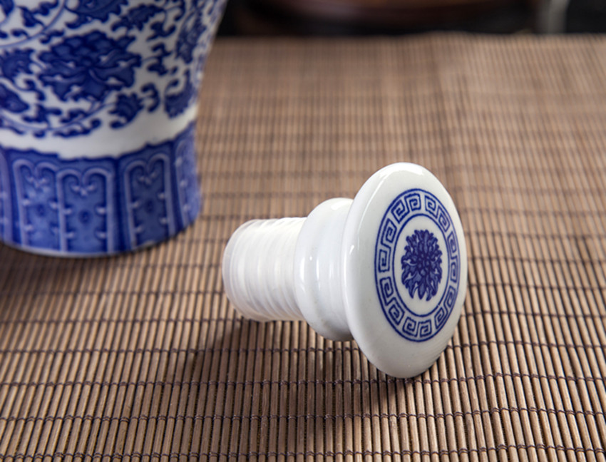 Jingdezhen 1 kg tải chai rượu vang tinh khiết màu xanh và trắng chai rượu vang đặt hộ gia đình hạt sen trắng và trắng ly uong ruou vang