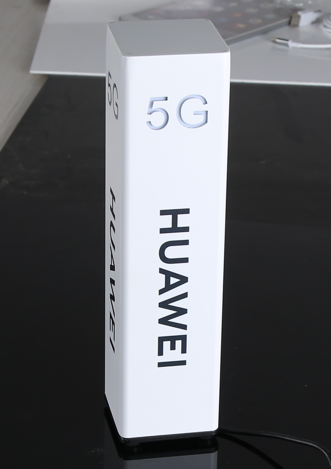 5G luminous character Huawei logo acrylic desktop lightbox counter P40 points to card 5g display card standing plate hot pin