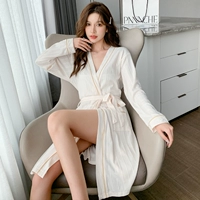 Белая женщина