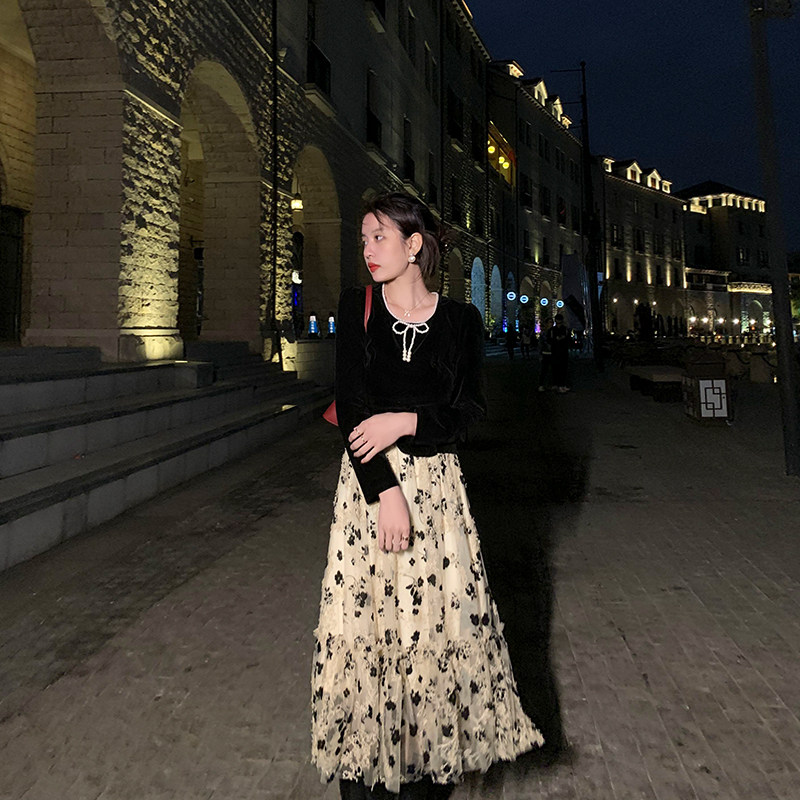 Deng 66 retro foreign school pearl velvet top autumn French gentle mesh floral skirt suit women