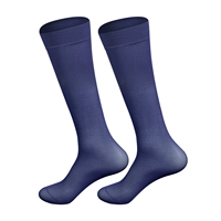 Темно-синяя худая модель с чистым лицом